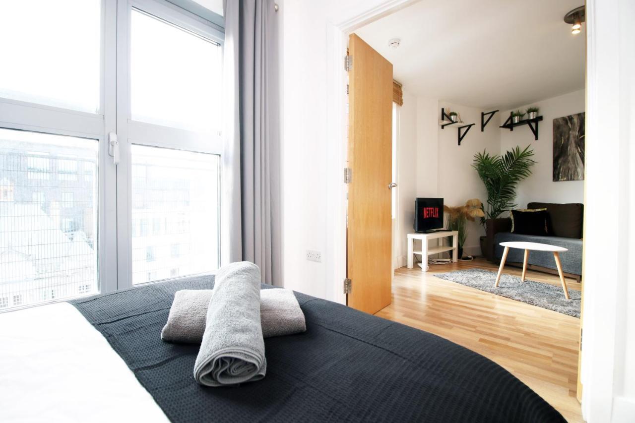 Stylish 2 Bed Flat In Heart Of Centre Apartment