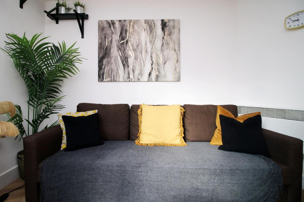 Stylish 2 Bed Flat In Heart Of Centre Apartment *
