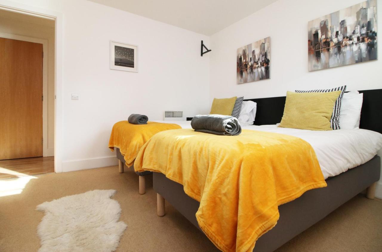 Stylish 2 Bed Flat In Heart Of Centre Apartment Cardiff
