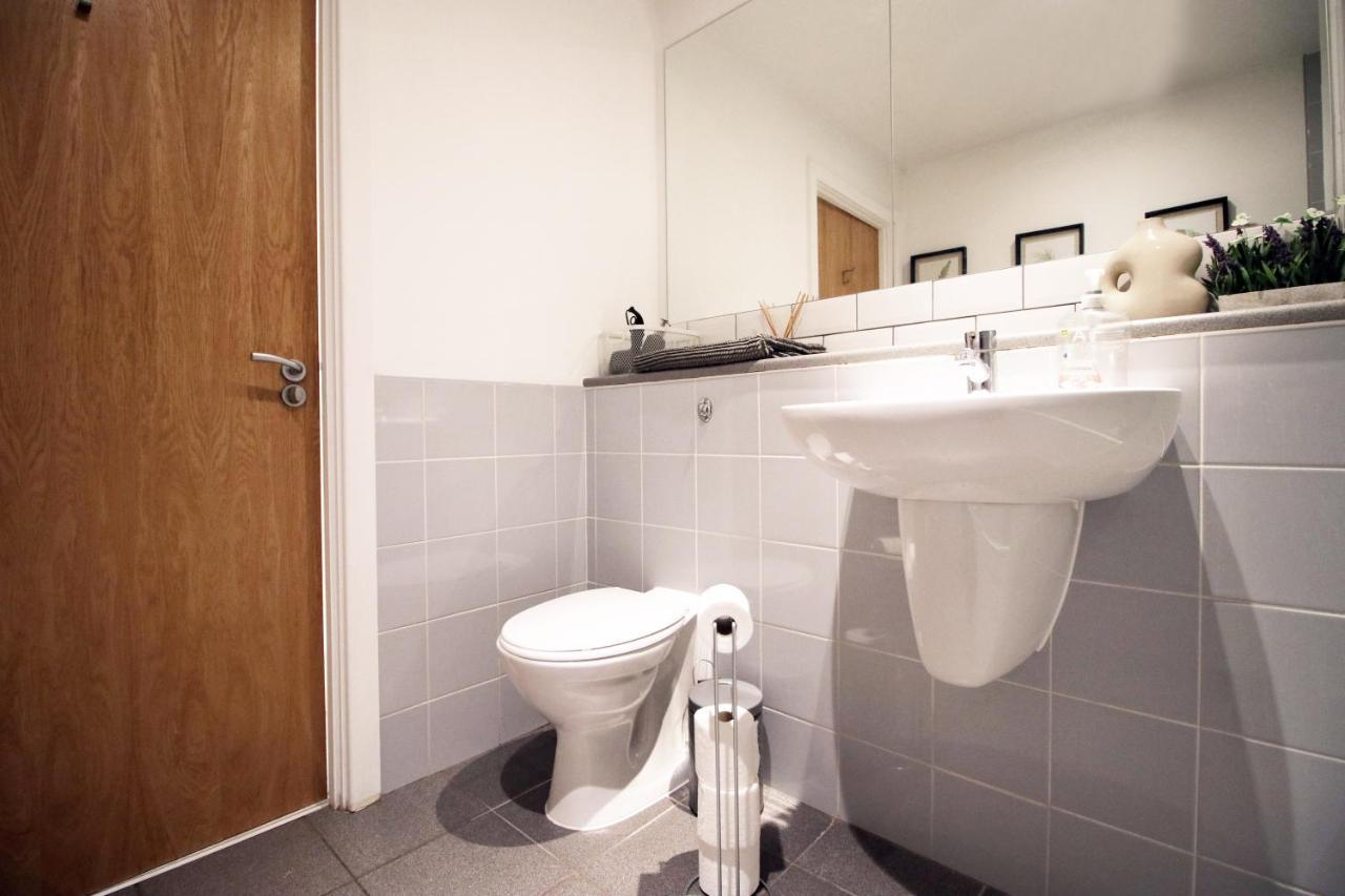 Stylish 2 Bed Flat In Heart Of Centre Apartment *