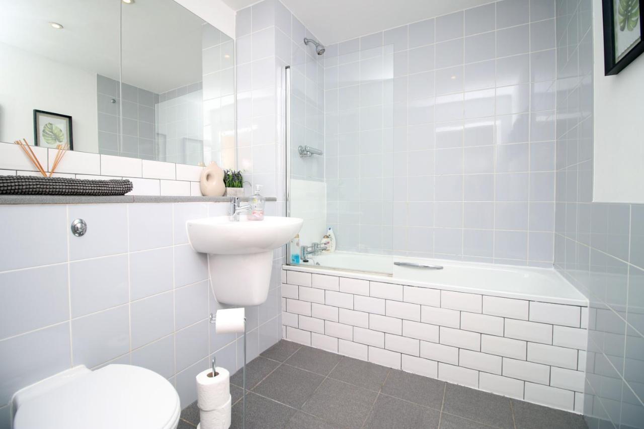 Stylish 2 Bed Flat In Heart Of Centre * Cardiff