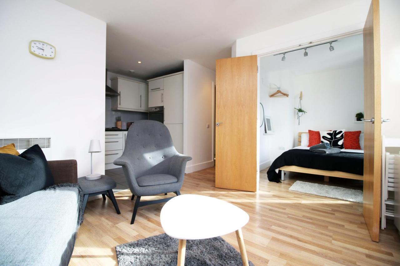 Stylish 2 Bed Flat In Heart Of Centre *