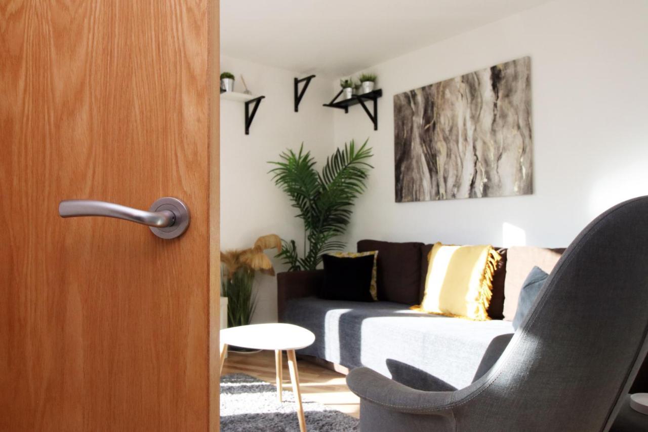 Stylish 2 Bed Flat In Heart Of Centre Apartment *