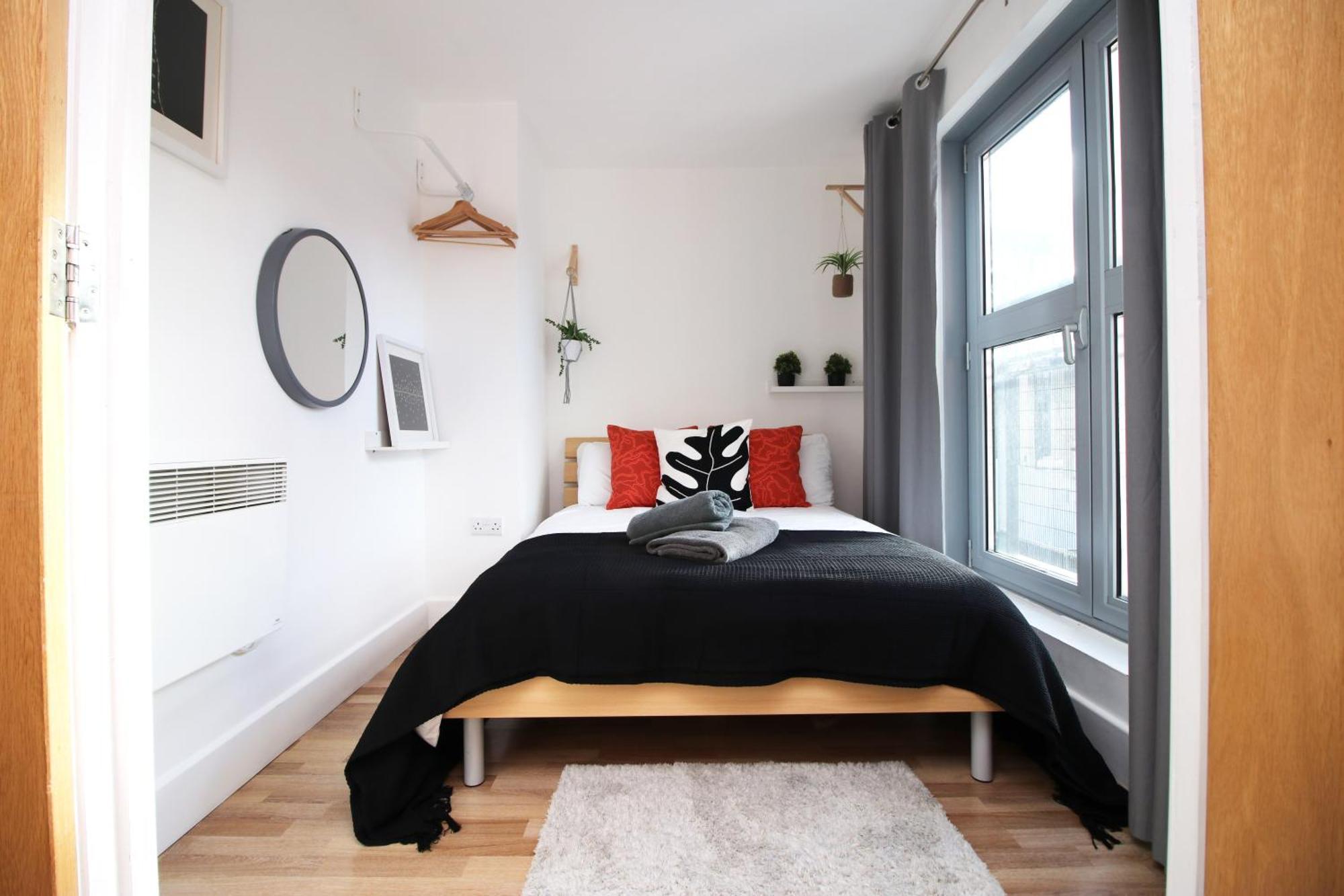 Stylish 2 Bed Flat In Heart Of Centre Apartment Cardiff
