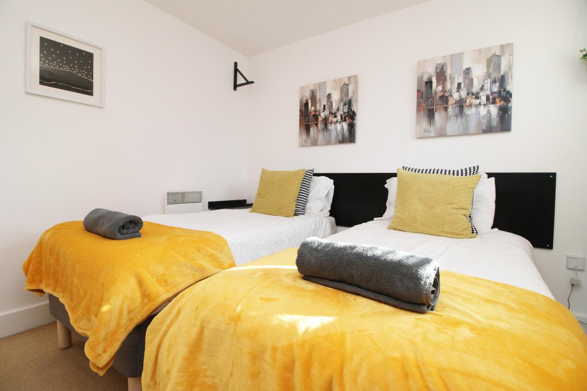 Stylish 2 Bed Flat In Heart Of Centre *