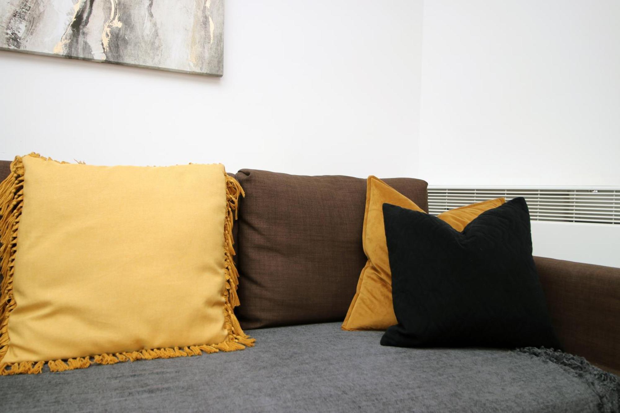 Stylish 2 Bed Flat In Heart Of Centre Apartment Cardiff