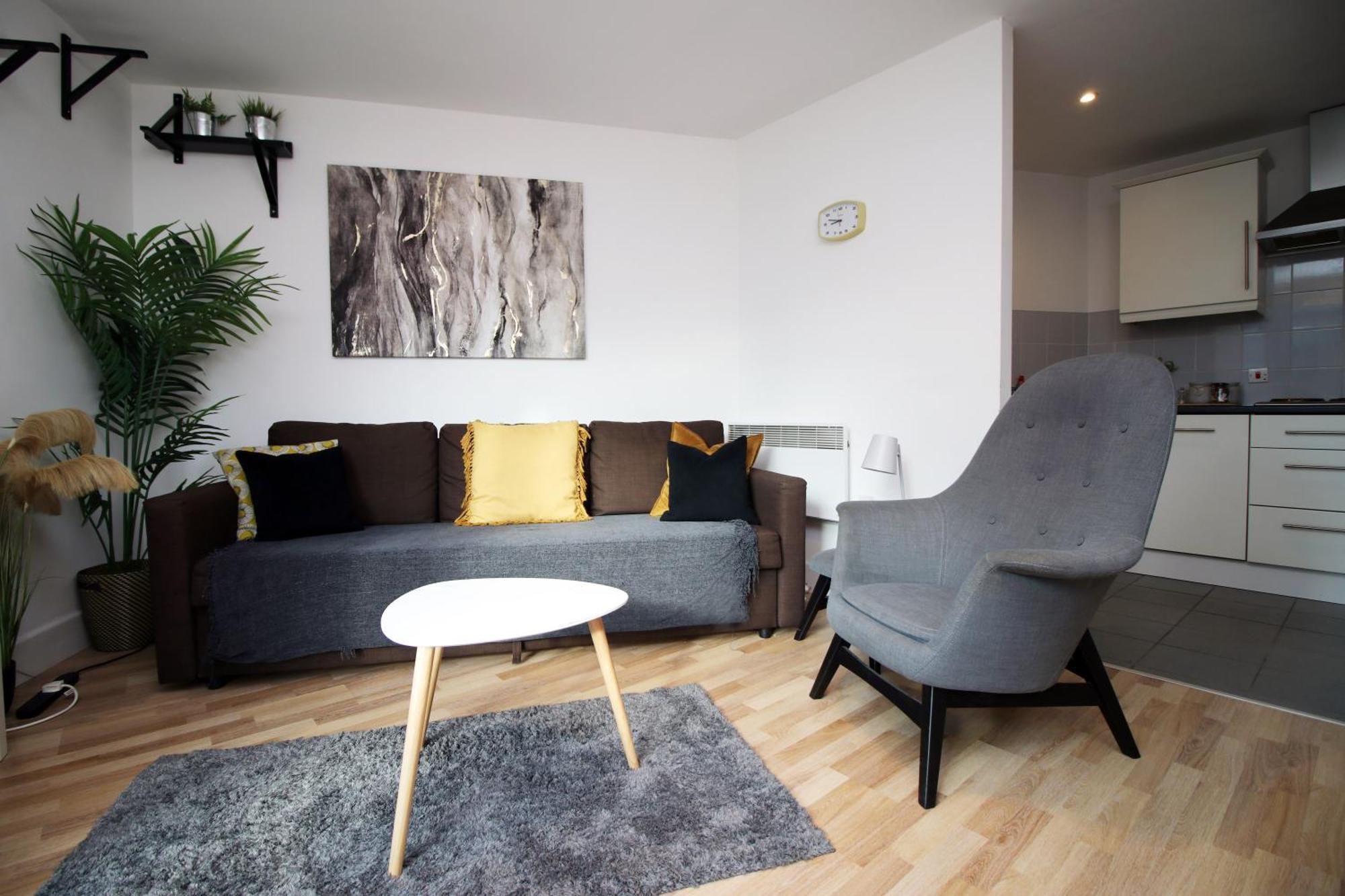 Stylish 2 Bed Flat In Heart Of Centre Apartment *