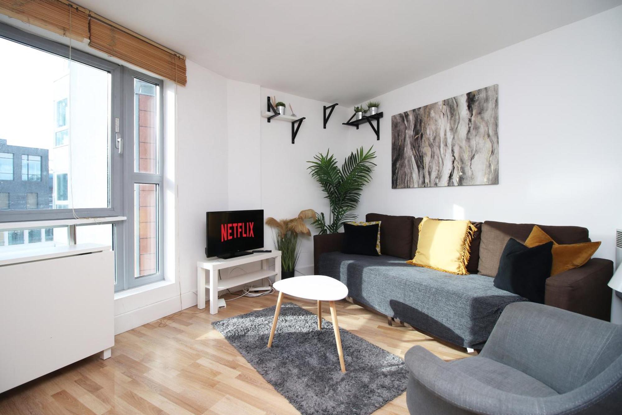 Stylish 2 Bed Flat In Heart Of Centre Apartment *